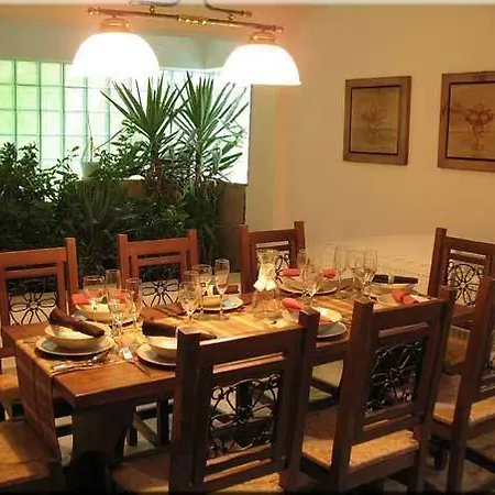 & Bistro Castle فندق 2*