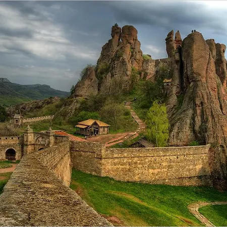 & Bistro Castle فندق